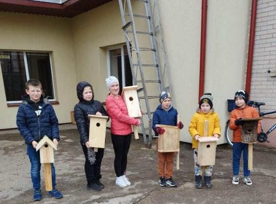 Pociūnėlių pradinukai dalyvavo akcijoje „Įkelk inkilą sparnuočiams“