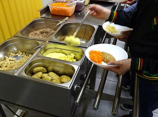 Pasirūpinta mokinių maitinimu artėjančiais mokslo metais