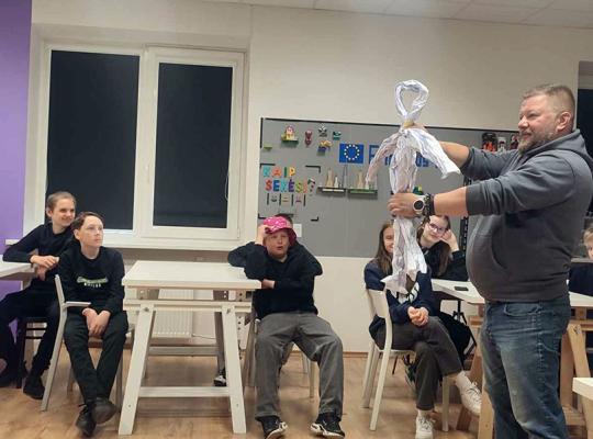 Šeštokai susipažino su juodos šviesos teatru