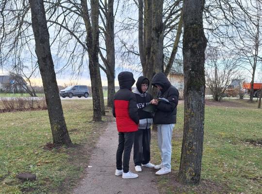 Baisogalos gimnazijos aštuntokai tyrinėja oro taršą