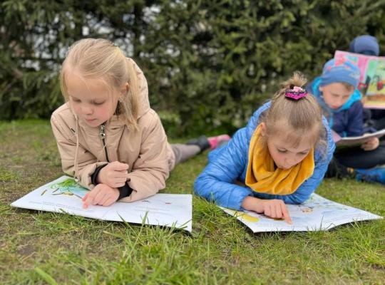 Skaitymas netradicinėse erdvėse kviečia mokinius pažvelgti į skaitymą naujai