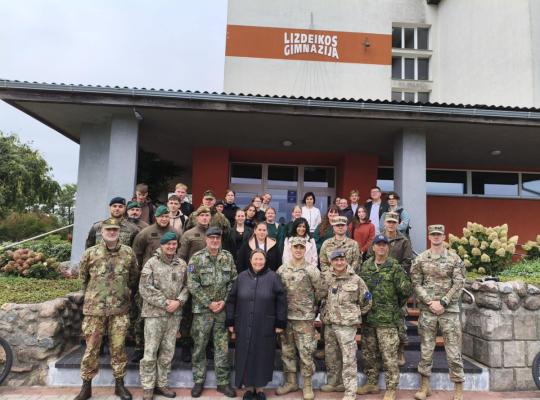 Lizdeikos gimnazijoje – netradicinė pilietiškumo pamoka su NATO kariais