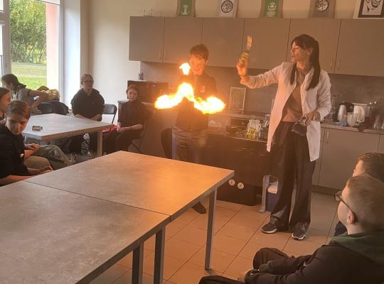 Baisogalos gimnazijos mokiniai – eksperimentų dalyviai