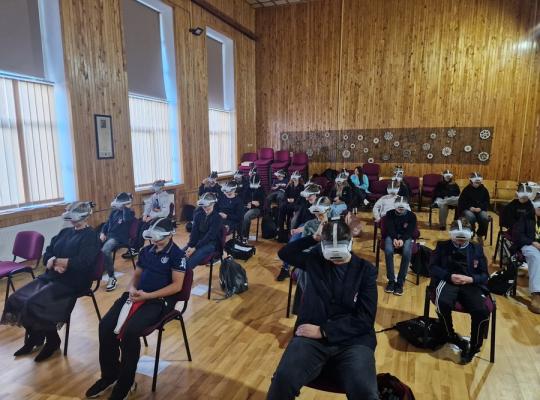Baisogalos gimnazijos mokiniai žiūrėjo M.K. Čiurlionio kūryba paremtą virtualios realybės filmą „Pasaulių sutvėrimas“