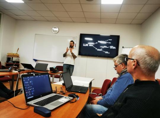 Radviliškio rajono suaugusiųjų švietėjus ir senjorus pasiekė dirbtinio intelekto raštingumo pamokos
