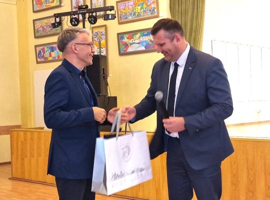 Meras pasveikino Metų vadovu pripažintą Gražinos pagrindinės mokyklos direktorių