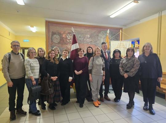 Tarp dviejų krantų: Radviliškio švietimo įstaigų vadovai sėmėsi įkvėpimo Rygos lietuvių vidurinėje mokykloje