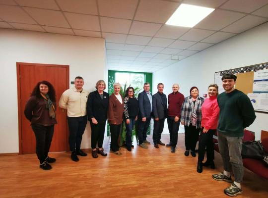 Gerosios patirties mainai stiprina švietimo bendruomenių bendradarbiavimą: Akmenės rajono švietimo specialistų viešnagė Radviliškio rajone