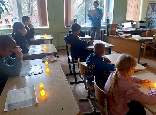 Pociūnėlių bibliotekininkė skaito ištrauką iš rašytojo Barour Oskarsson knygos Šuo, katė ir pelė
