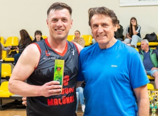 Vyrų komandos (amžiaus grupė 40+) naudingiausias žaidėjas Evaldas Juozapaitis kartu su LKLL prezidentu, olimpiniu čempionu Valdemaru Chomičiumi.