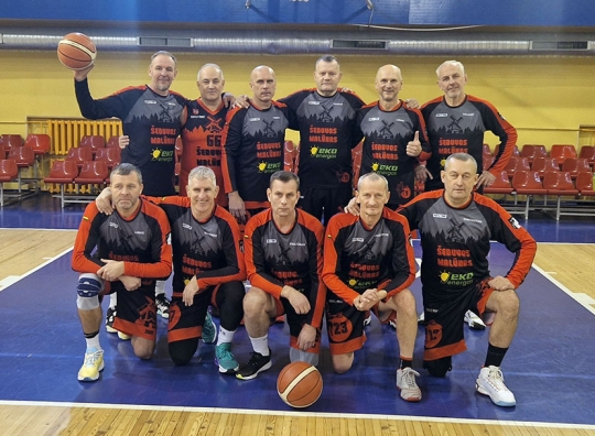Nuotraukoje „SK Šeduvos malūną“ amžiaus grupėje 50+ naujame sezone sustiprino Linas Paliulis (tupi pirmas iš kairės), Vitalijus Kuranda (stovi antras iš kairės)