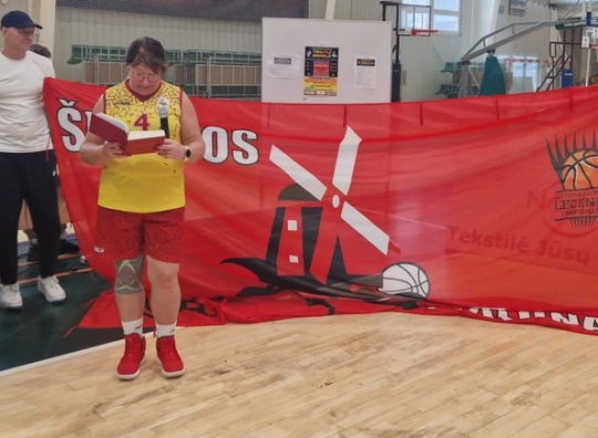 Kunigas Tadas šventina naująją sporto klubo vėliavą