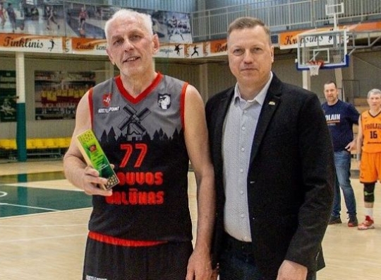 Naudingiausias vyrų komandos (amžiaus grupė 55+) žaidėjas – Valdas Reklys su LKLL direktoriumi Justinu Jasiukaičiu.
