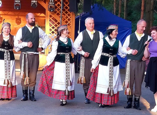 Šokių kolektyvas iš Tyrulių vad. D. Dveilis
